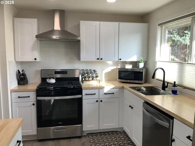 $529,900 | 1427 Southwest 24th Street, Troutdale, OR 97060