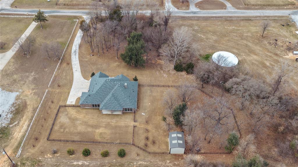 181 Fairview Court Decatur, TX 76234 - Photo 4 of 35 a bathroom with a shower