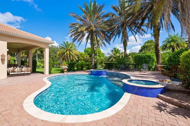 a view of outdoor space yard and porch