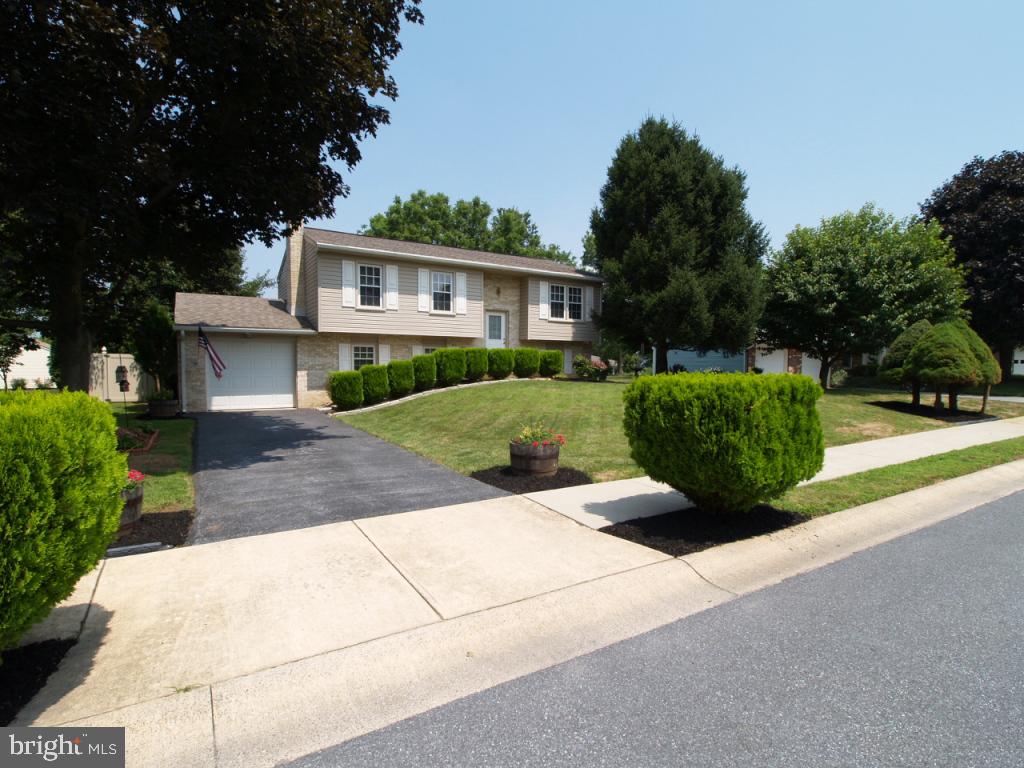 164 April Lane Lititz, PA 17543 - Photo 3 of 32
