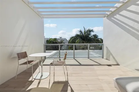$1,150,000 | 2201 Collins Avenue, Unit 336, Miami Beach, FL 33139