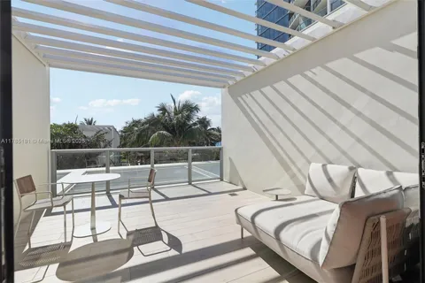 $1,150,000 | 2201 Collins Avenue, Unit 336, Miami Beach, FL 33139