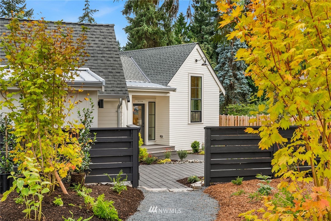 2327 Northeast 127th Street Seattle, WA 98125 - Photo 3 of 27