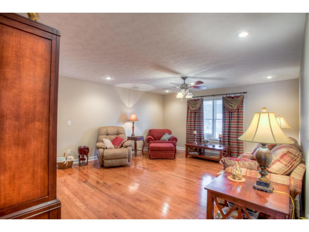 185 Whispering Ridges Road Greeneville, TN 37743 - Photo 10 of 24 Spacious living room