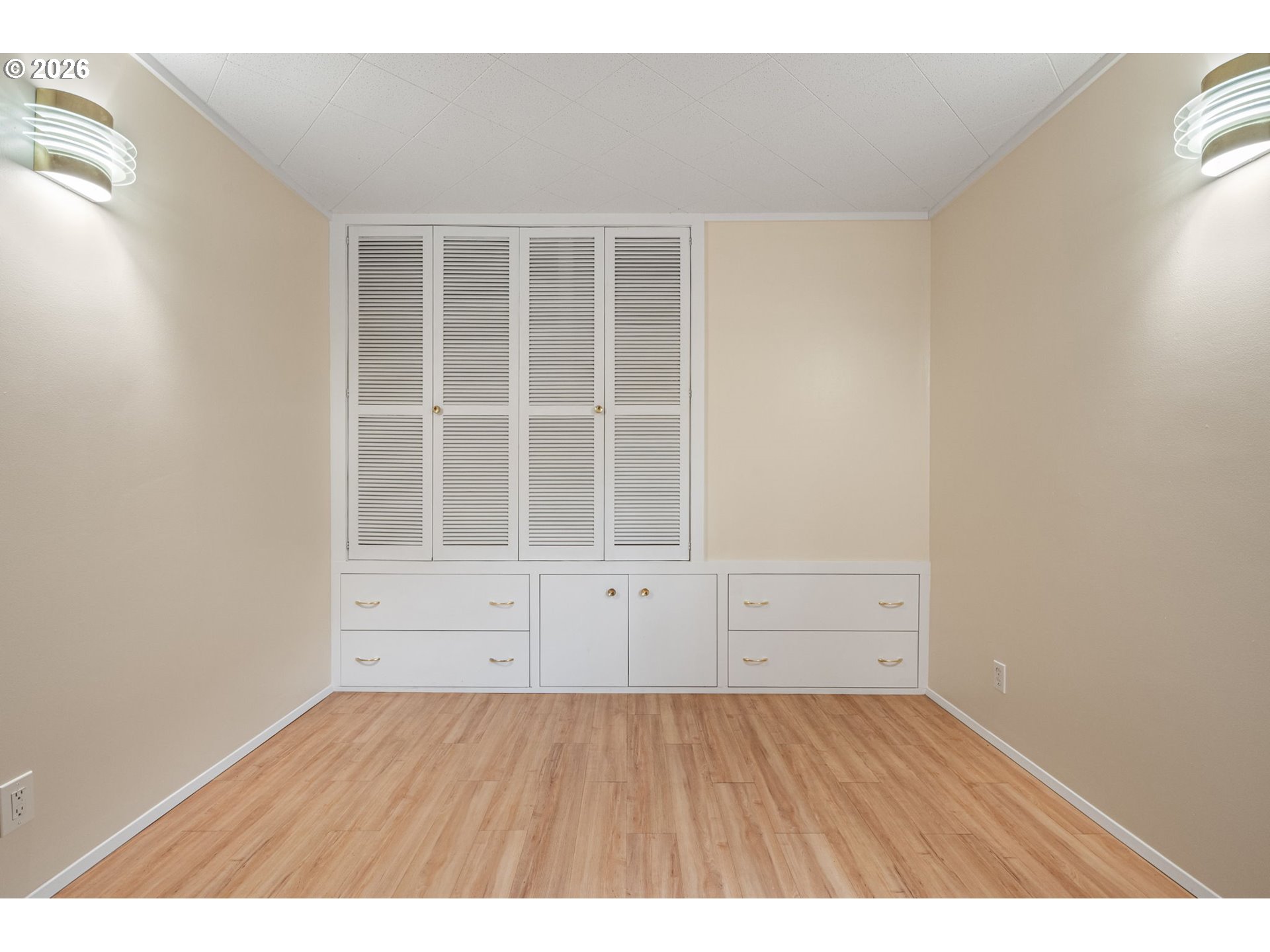 75 West 35th Place Eugene, OR 97405 - Photo 23 of 48 an empty room with wooden floor and cabinet