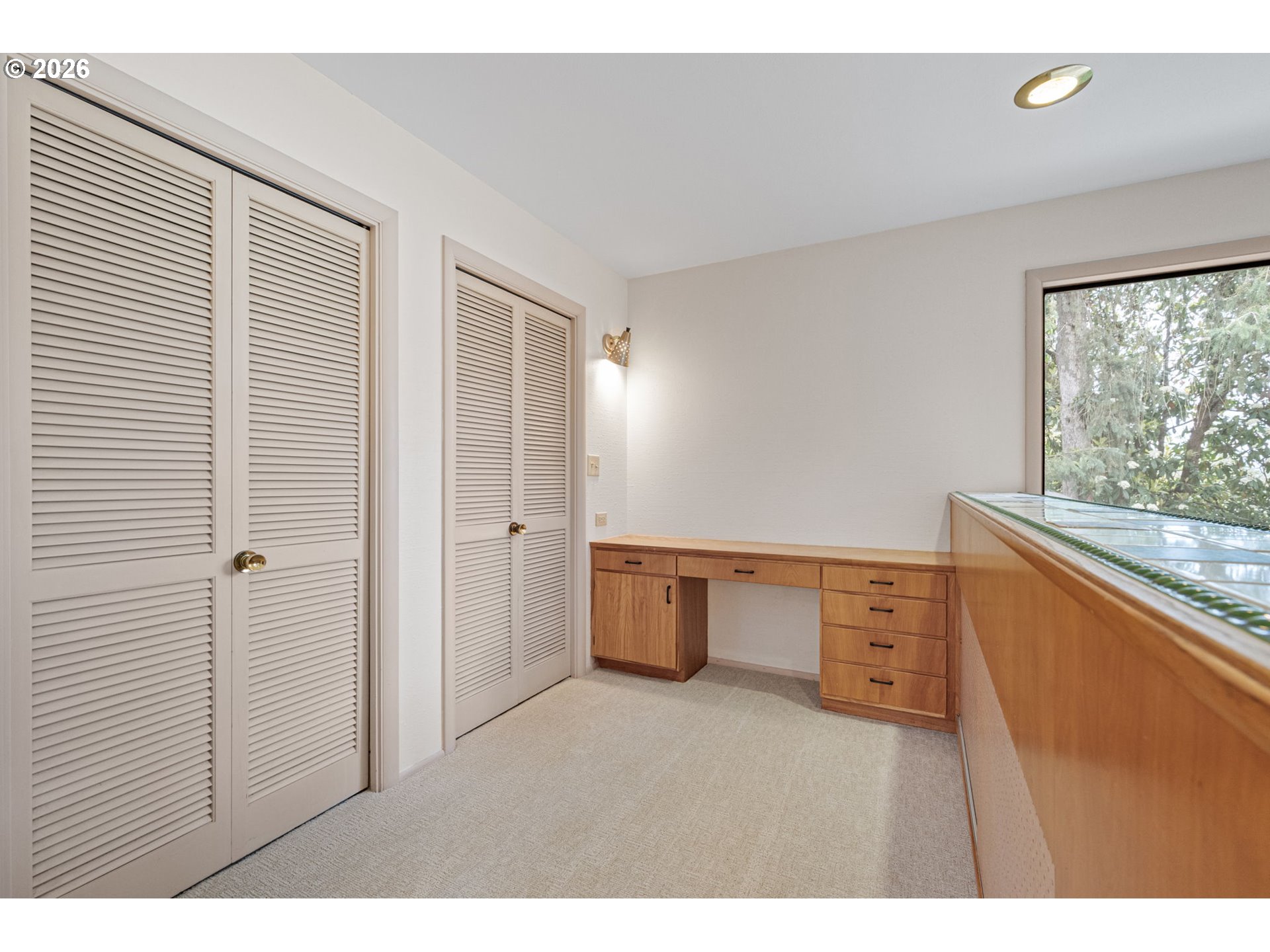 75 West 35th Place Eugene, OR 97405 - Photo 32 of 48 a kitchen with window and cabinet