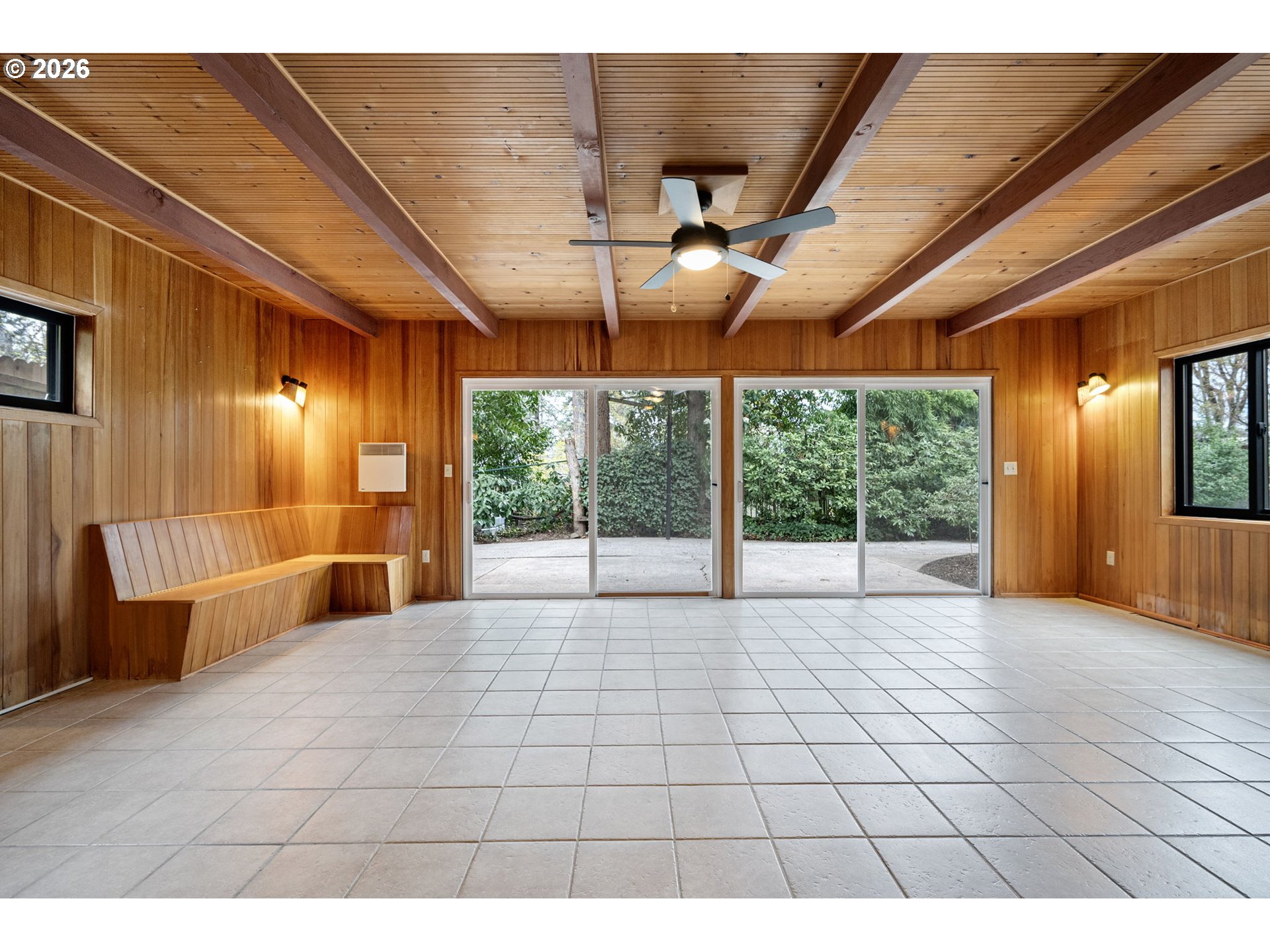 75 West 35th Place Eugene, OR 97405 - Photo 38 of 48 a view of an empty room with windows