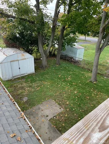 a view of a backyard