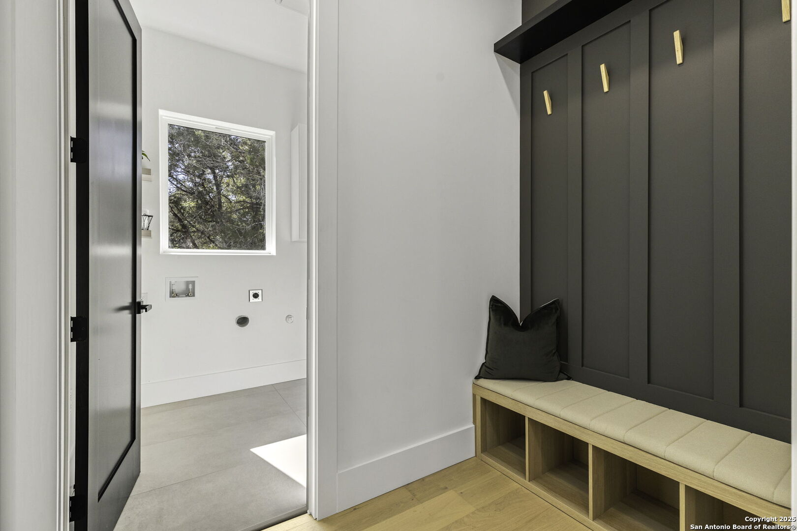 120 River View Boerne, TX 78006 - Photo 21 of 42 a room that has a bed and a window