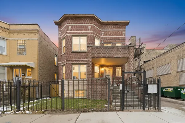 $2,700 | 4742 North Sawyer Avenue, Unit 2, Chicago, IL 60625