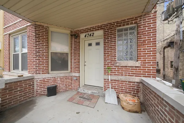 $2,700 | 4742 North Sawyer Avenue, Unit 2, Chicago, IL 60625