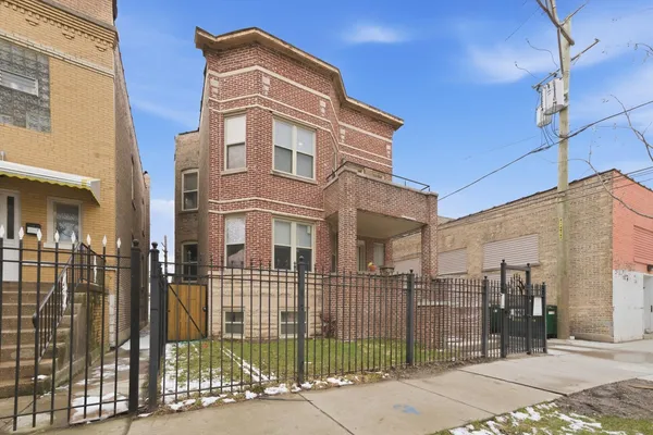 $2,700 | 4742 North Sawyer Avenue, Unit 2, Chicago, IL 60625