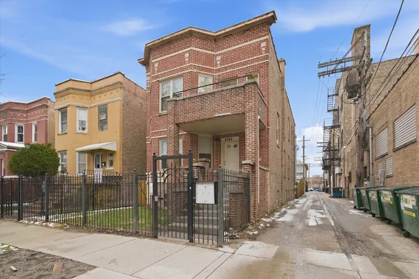 $2,700 | 4742 North Sawyer Avenue, Unit 2, Chicago, IL 60625