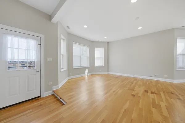 $2,700 | 4742 North Sawyer Avenue, Unit 2, Chicago, IL 60625