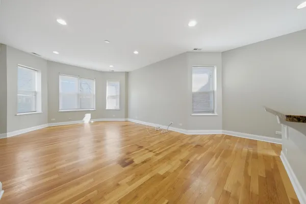 $2,700 | 4742 North Sawyer Avenue, Unit 2, Chicago, IL 60625