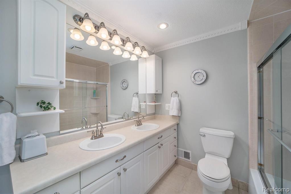 1126 Barneswood Lane Rochester Hills, MI 48306 - Photo 23 of 44