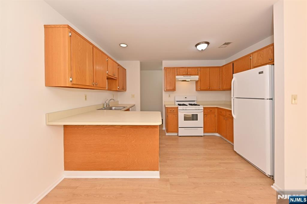 4231 Hilltop Road Mahwah, NJ 07430 - Photo 11 of 29