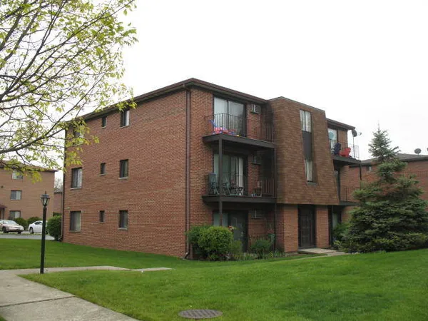 $1,695 | 709 65th Street, Unit 5, Westmont, IL 60559