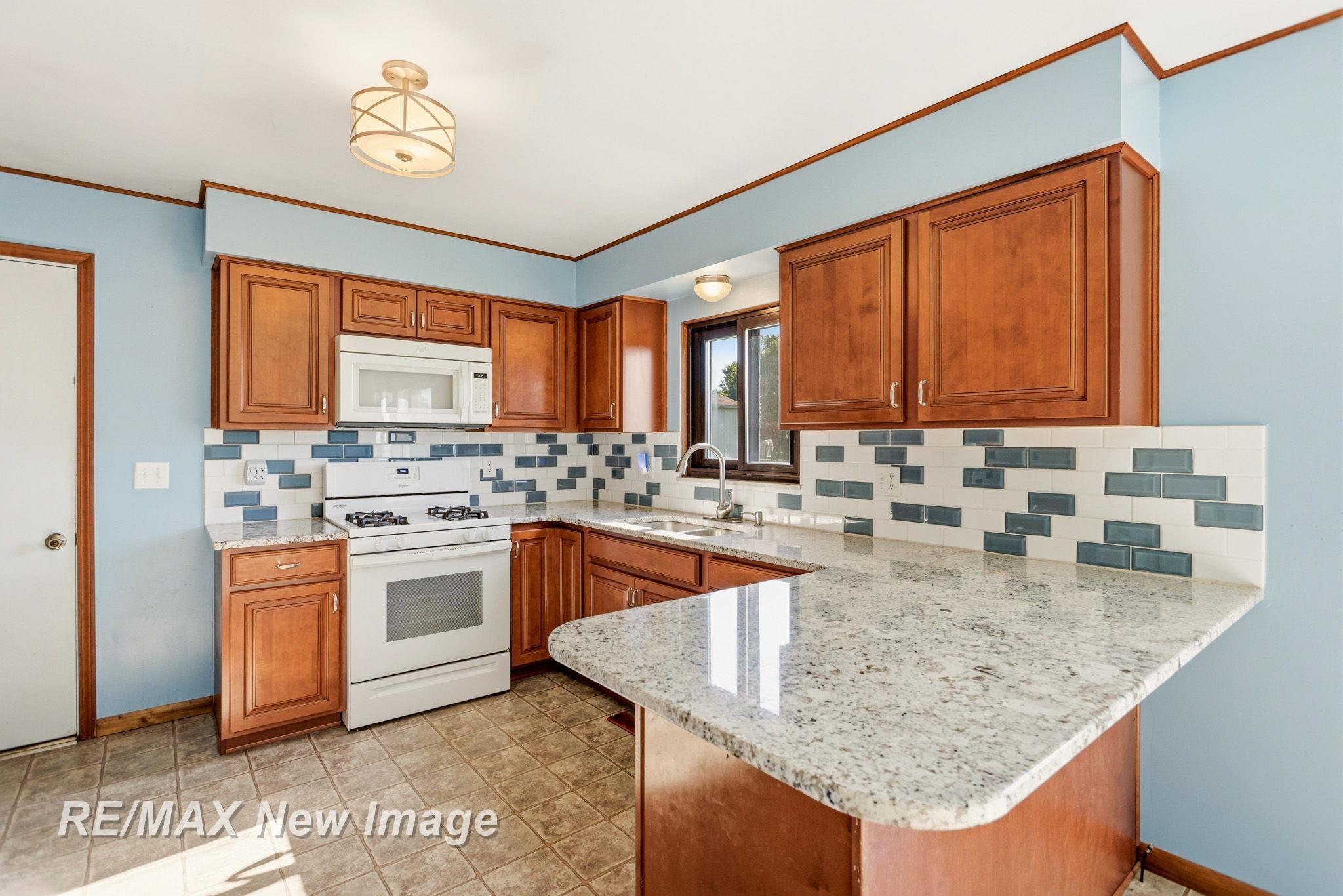 577 South Lincoln Road Bay City, MI 48708 - Photo 12 of 46