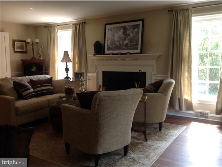 541 Custis Road Glenside, PA 19038 - Photo 4 of 21 Living Room