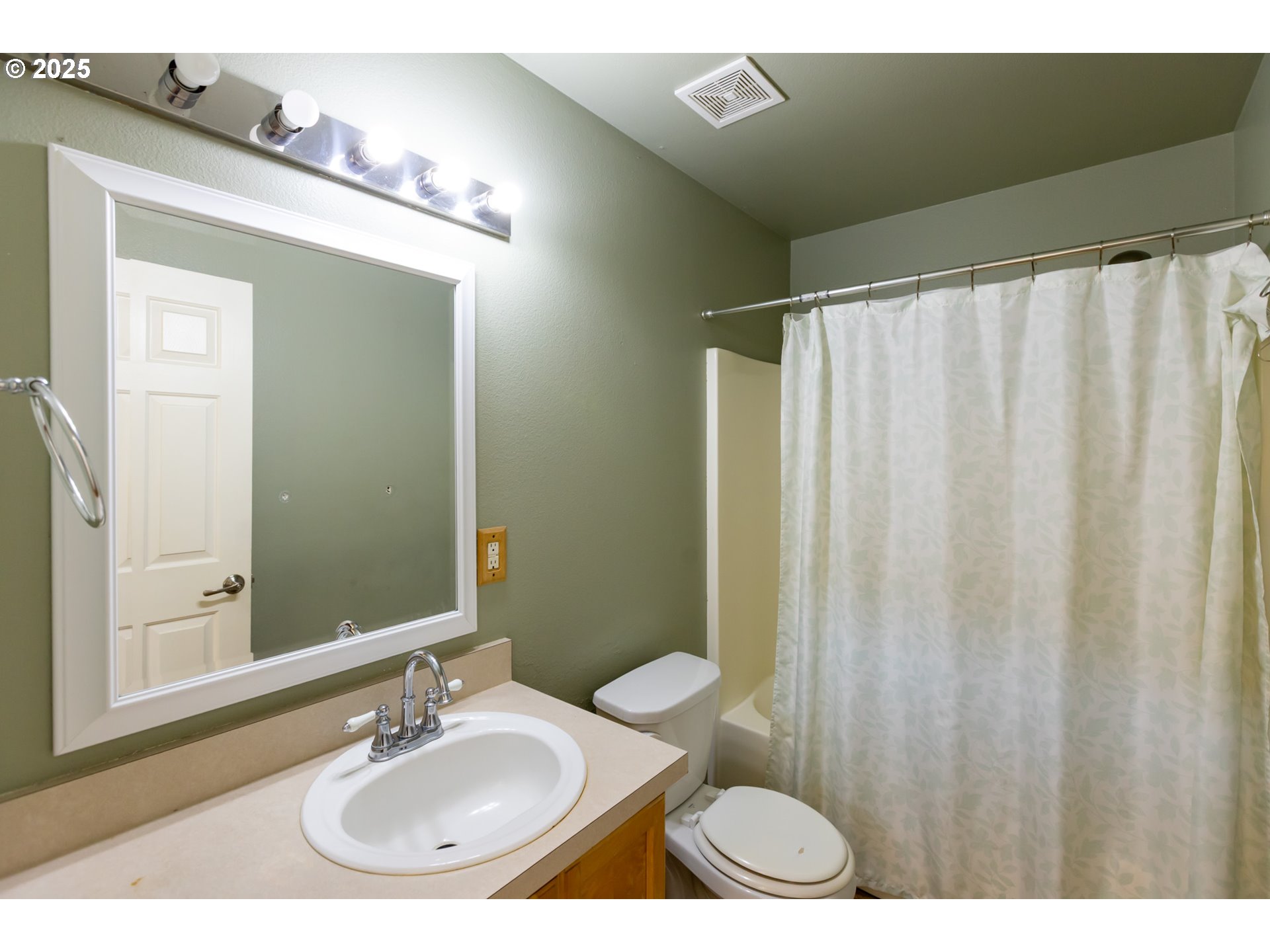 2957 Eugene Street Hood River, OR 97031 - Photo 30 of 42 a bathroom with a sink and a mirror