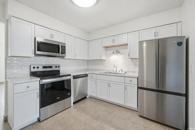 $249,999 | 3901 Ravenscliff Place, Fort Wayne, IN 46804