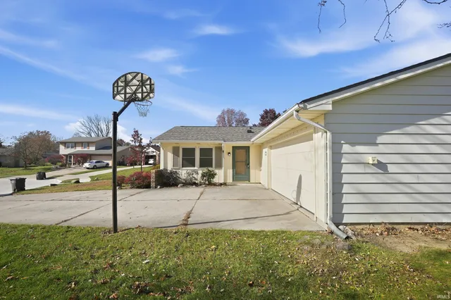 $249,999 | 3901 Ravenscliff Place, Fort Wayne, IN 46804