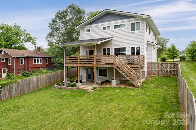 a view of a house with backyard and porch