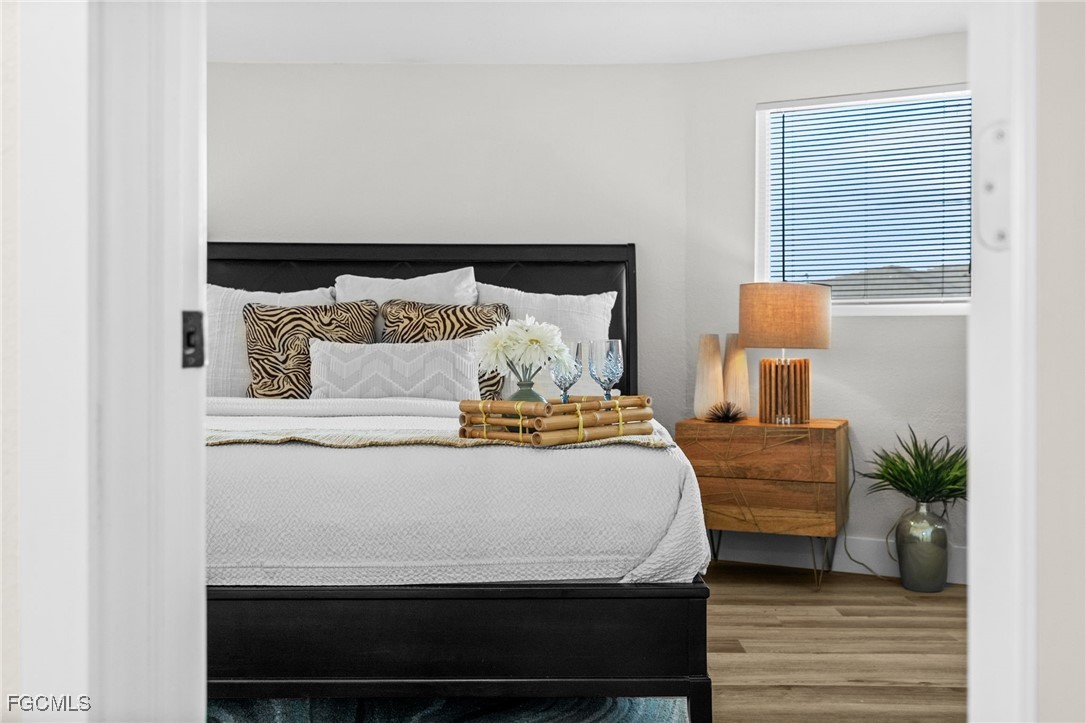 190 Tarpon Road Fort Myers Beach, FL 33931 - Photo 20 of 47 a bedroom with a bed and a potted plant