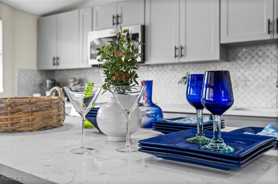 190 Tarpon Road Fort Myers Beach, FL 33931 - Photo 31 of 47 a vase of flowers sitting on a table