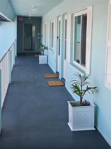 a view of entryway with livingroom