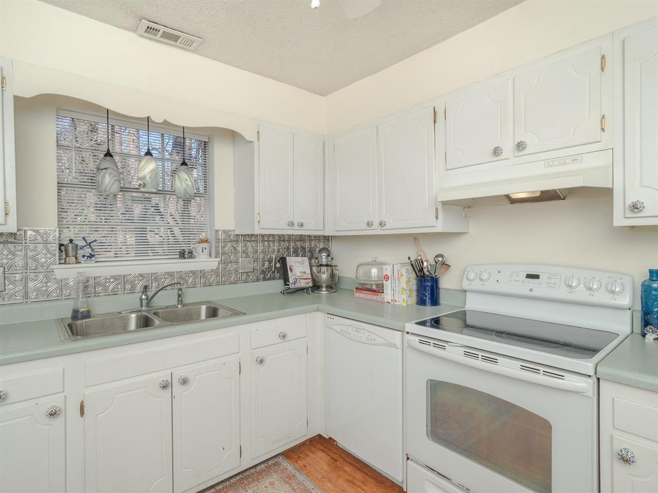 1204 Falls Church Road, Unit A Raleigh, NC 27609 - Photo 3 of 19 Kitchen