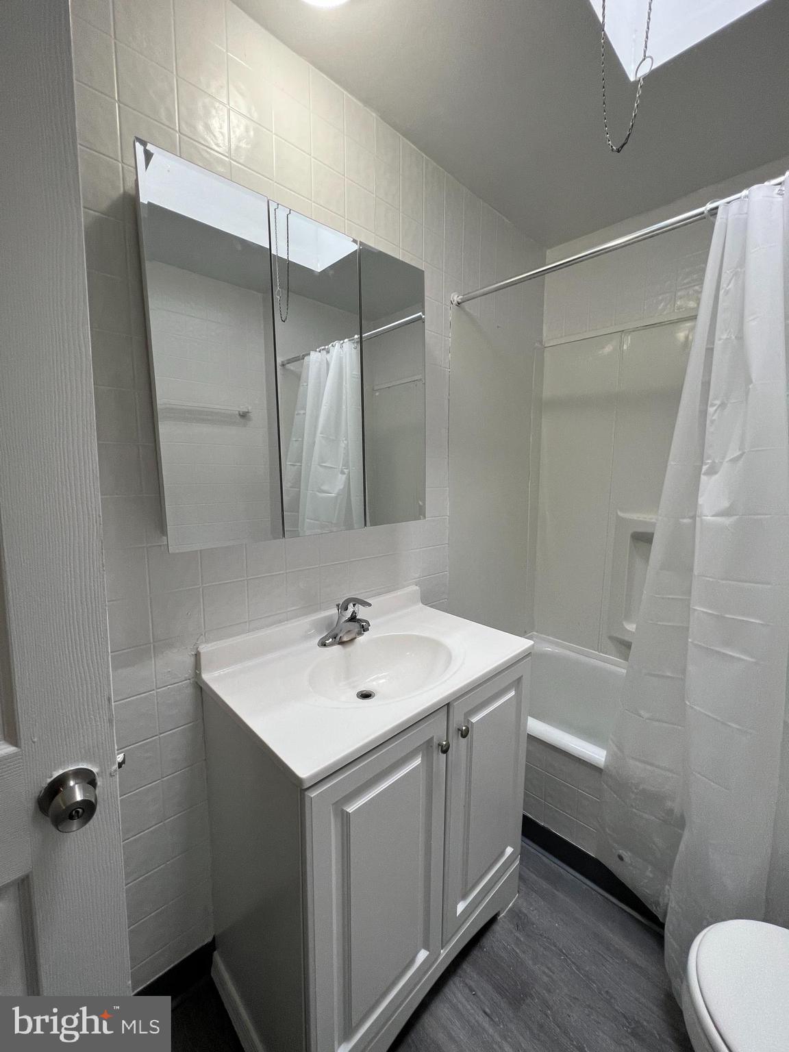 521 Millbank Road Upper Darby, PA 19082 - Photo 9 of 20 Full bath