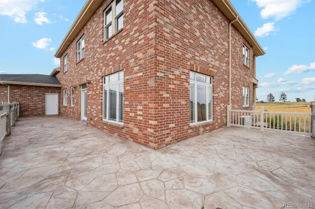 a view of a big room with a yard