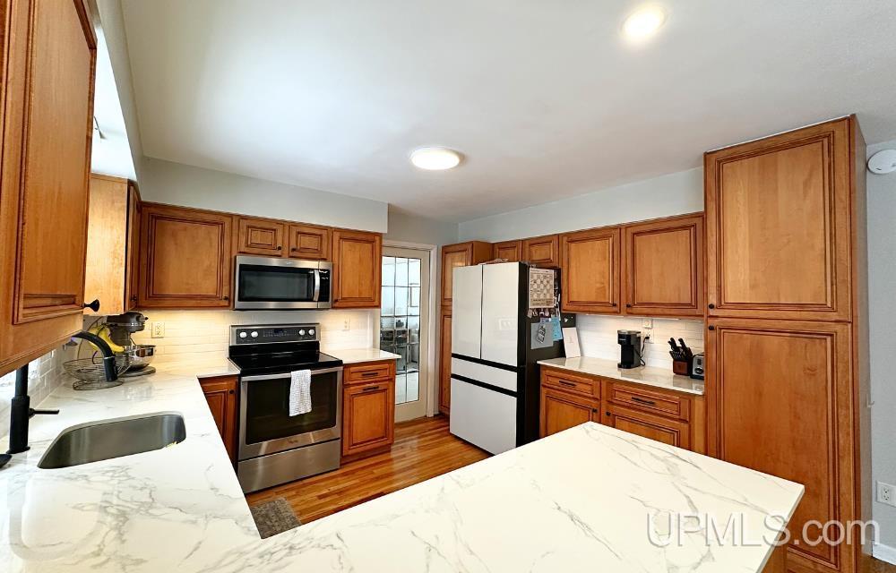 1041 Allouez Road Marquette, MI 49855 - Photo 9 of 38
