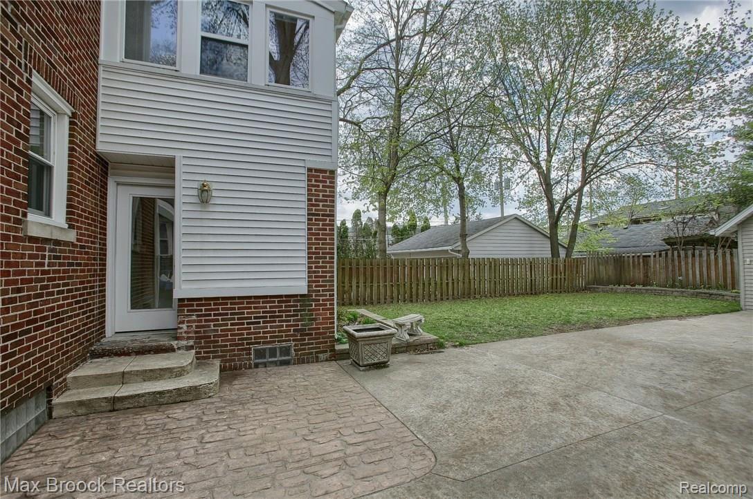 175 North Adams Road Birmingham, MI 48009 - Photo 34 of 37 Rear_Entrance.jpg