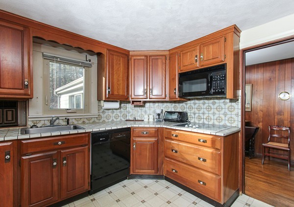 81 Meyer Road Hamilton, MA 01982 - Photo 4 of 11
