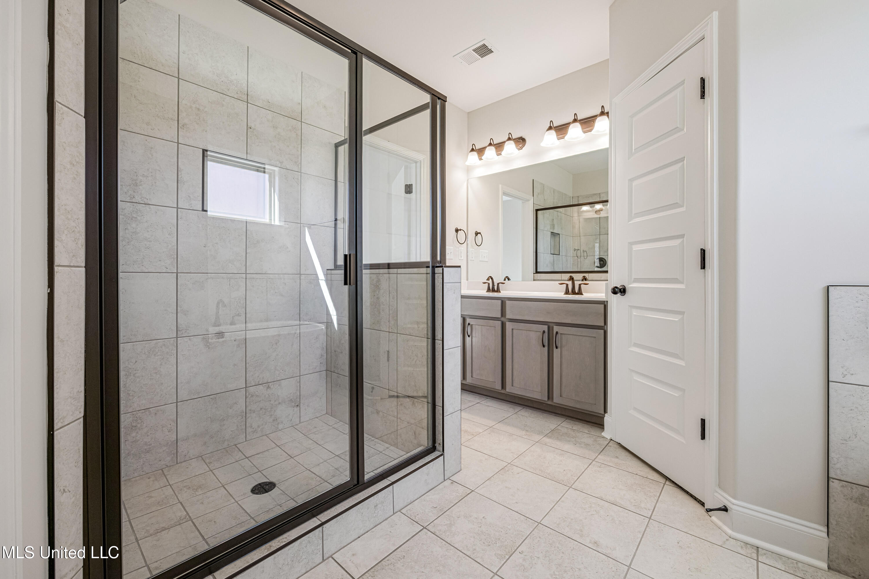 3740 Roland Drive Southaven, MS 38672 - Photo 20 of 35 Copy of master bath (4)