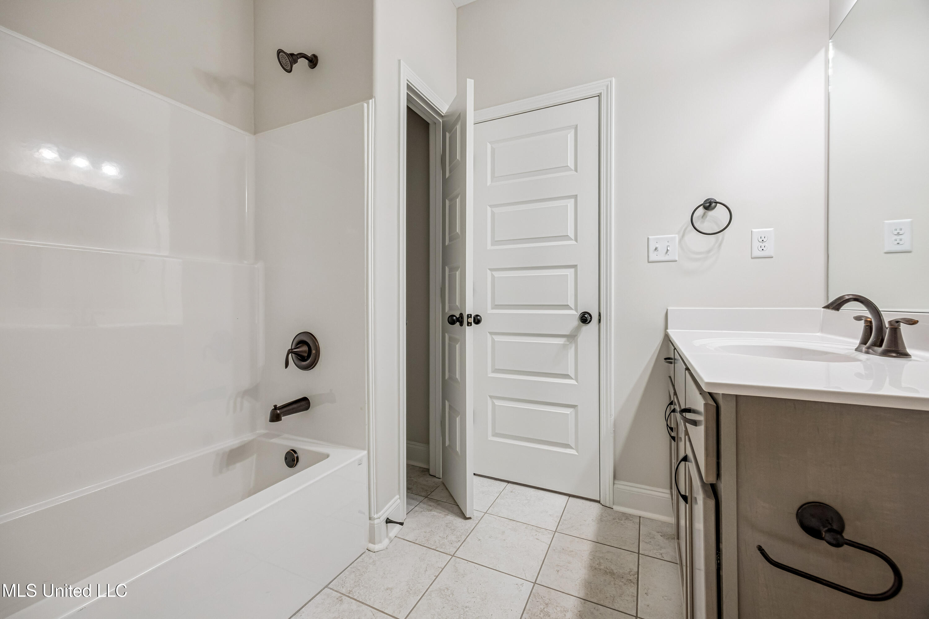 3740 Roland Drive Southaven, MS 38672 - Photo 25 of 35 Copy of Guest bath