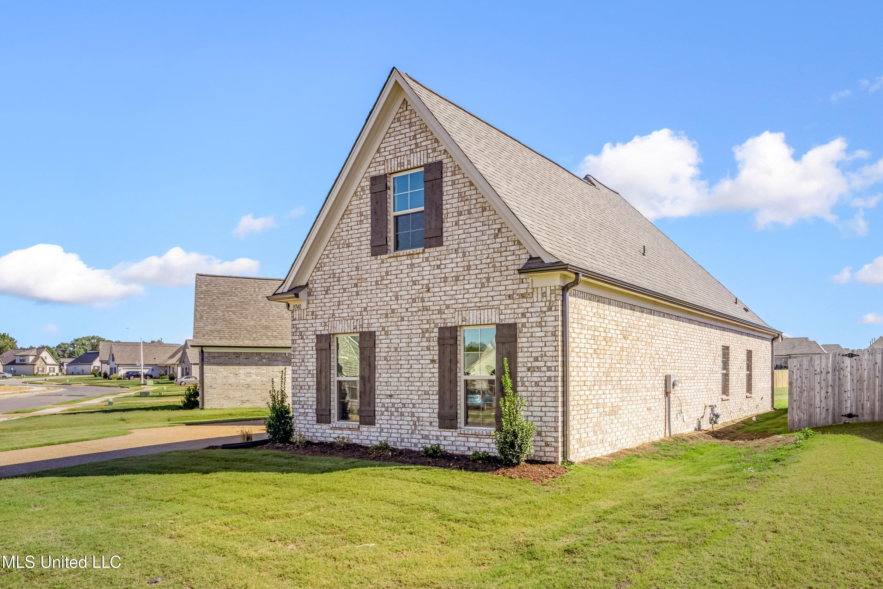 3740 Roland Drive Southaven, MS 38672 - Photo 4 of 35 Copy of front of house side