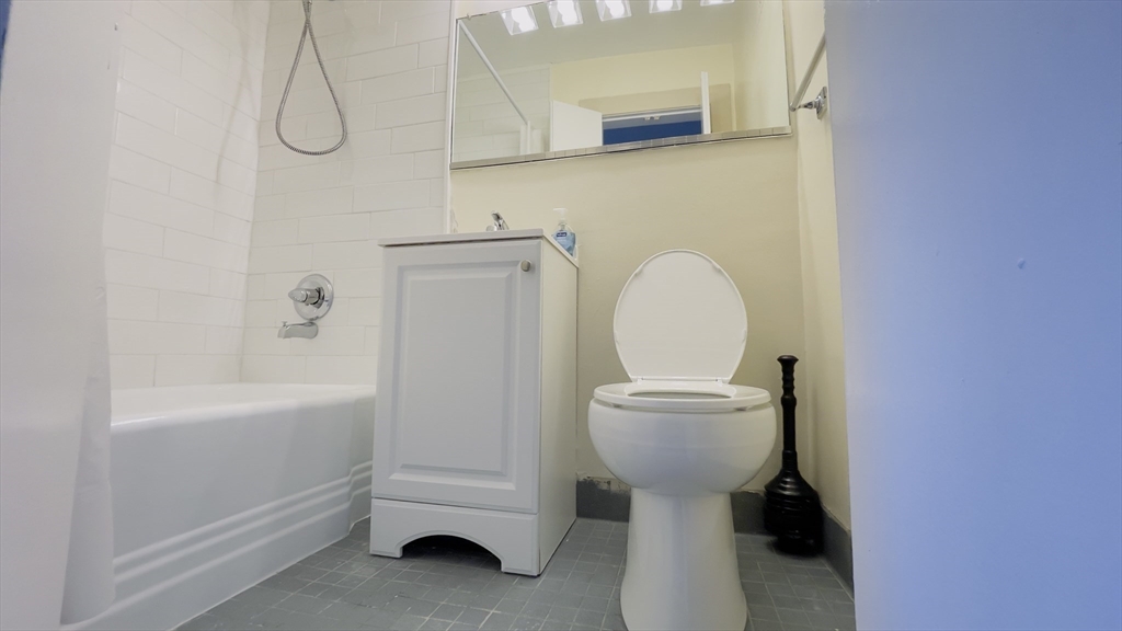 140 Chestnut Street, Unit 709 Springfield, MA 01103 - Photo 15 of 20 a bathroom with a sink toilet and bathtub