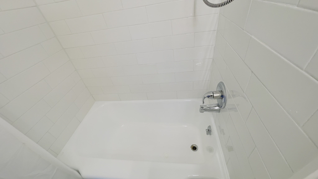 140 Chestnut Street, Unit 709 Springfield, MA 01103 - Photo 16 of 20 a close up of a bathtub