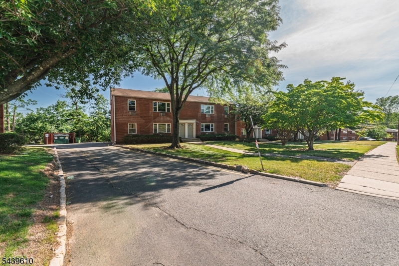93 Fox Road Edison, NJ 08817 - Photo 3 of 27