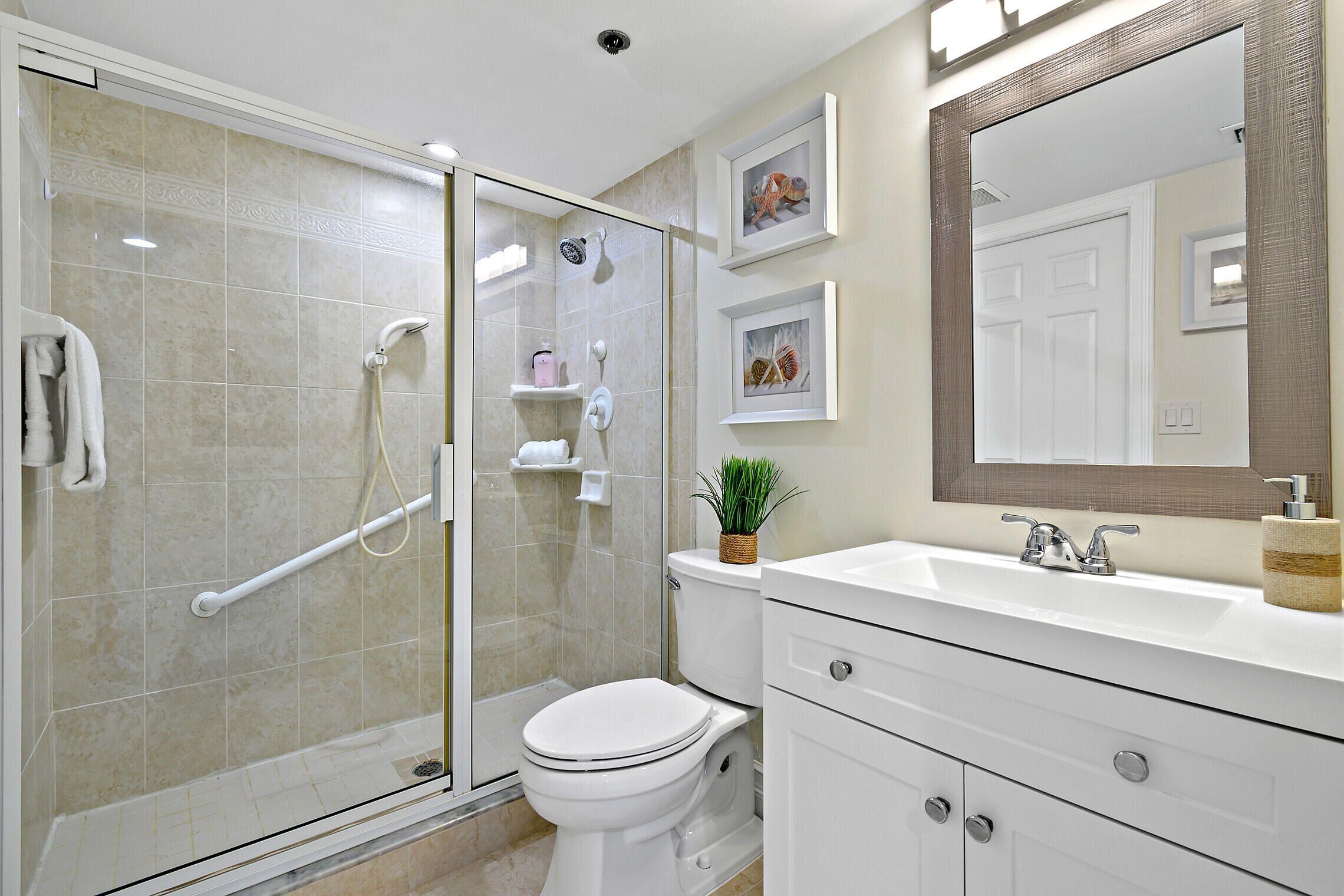 364 Golfview 307 Road, Unit 307 North Palm Beach, FL 33408 - Photo 34 of 35 guest bathroom