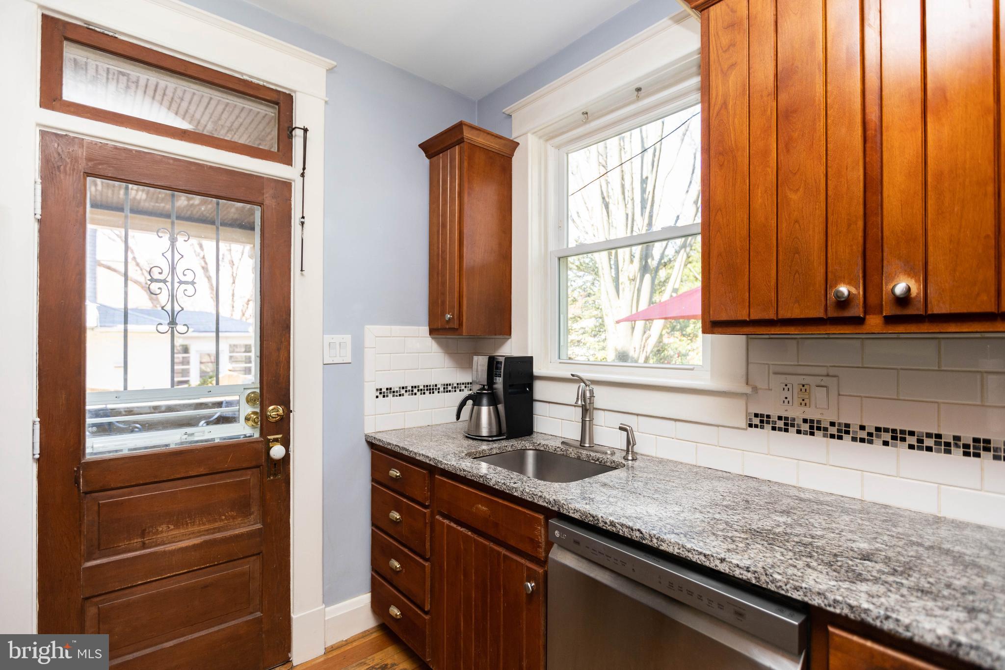3304 Beverly Road Baltimore, MD 21214 - Photo 12 of 37 Granite countertops