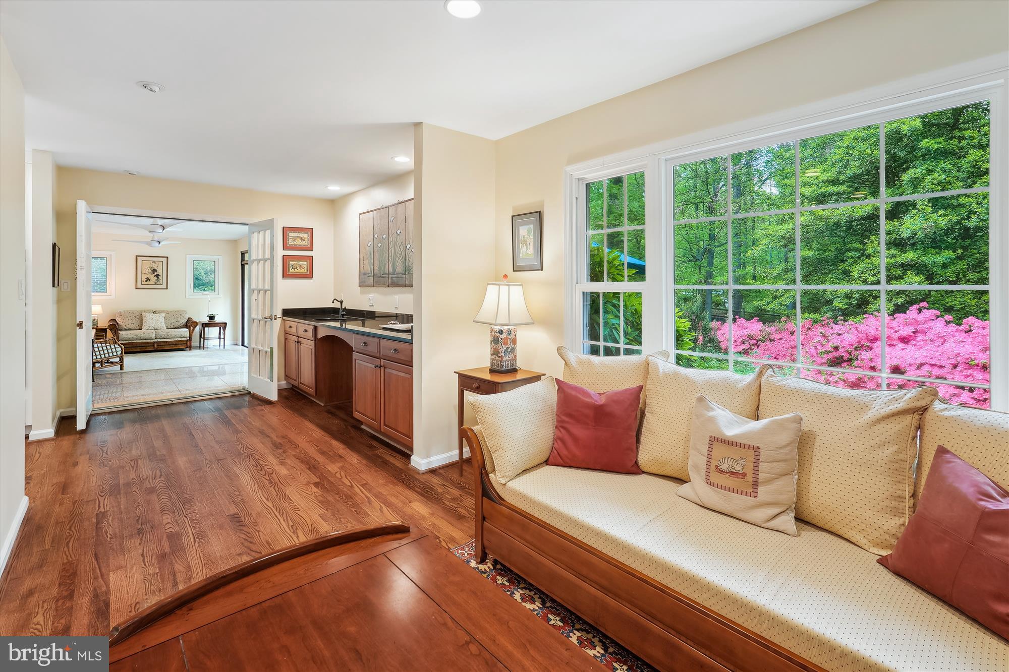 11800 State Rte 4707 Reston, VA 20191 - Photo 9 of 49 Living Room
