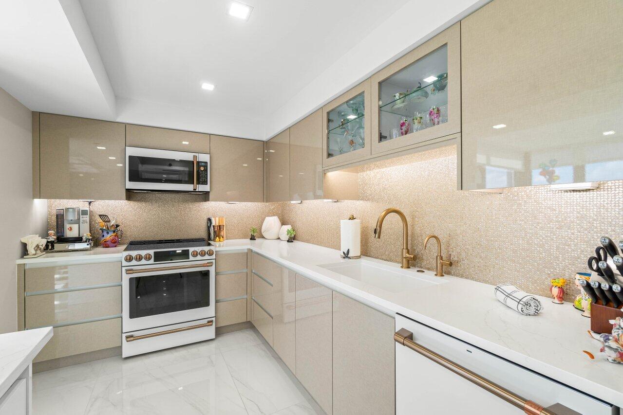1975 Bridgewood Drive Boca Raton, FL 33434 - Photo 15 of 42 015-1975BridgewoodDrive-BocaRaton-FL-334