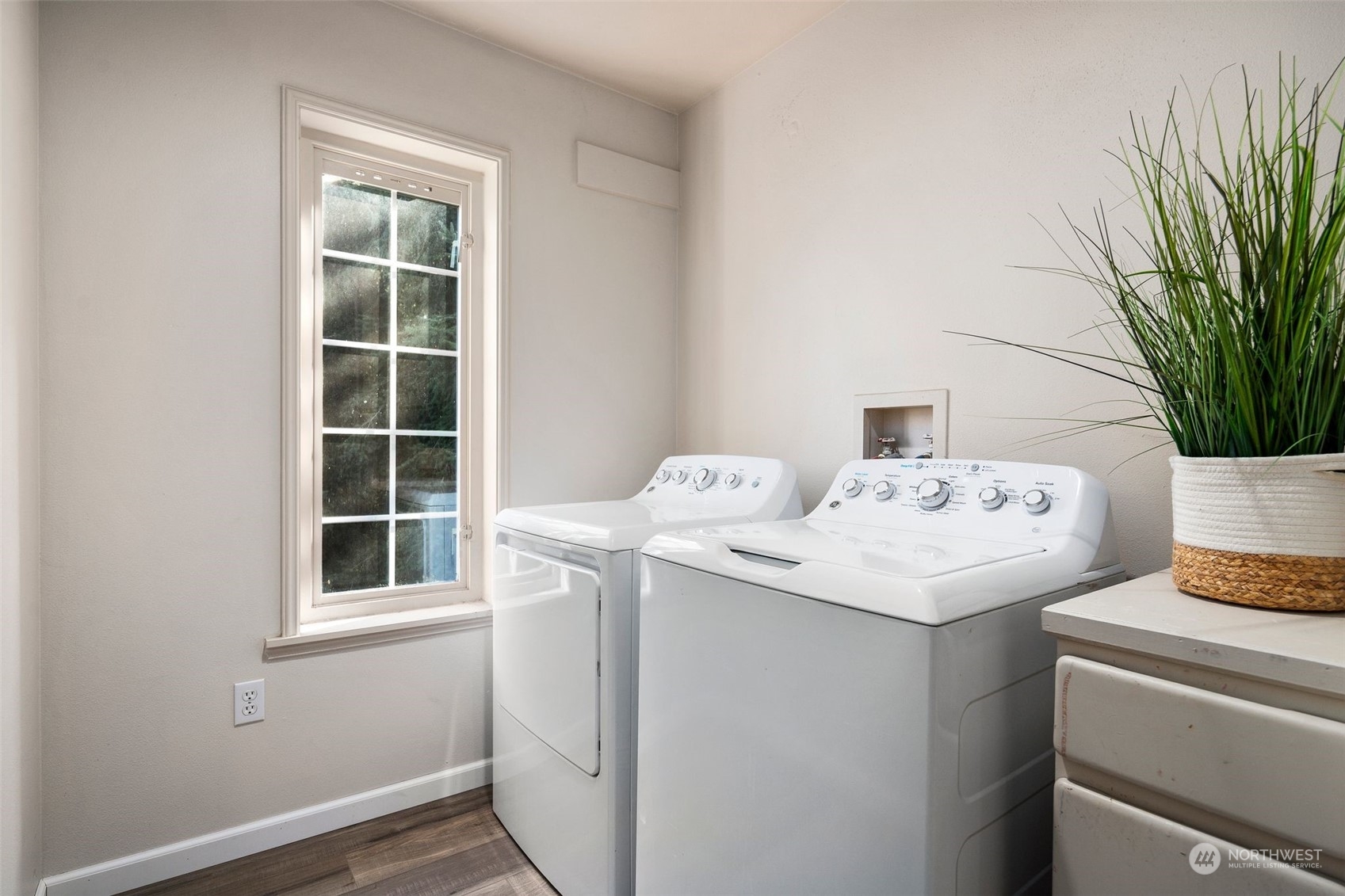 4729 Seahurst Avenue Everett, WA 98203 - Photo 15 of 40 a utility room with dryer and washer