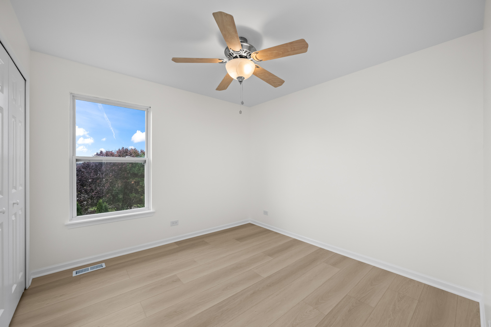 400 Diamond Back Way Algonquin, IL 60102 - Photo 17 of 23 an empty room with a ceiling fan and window