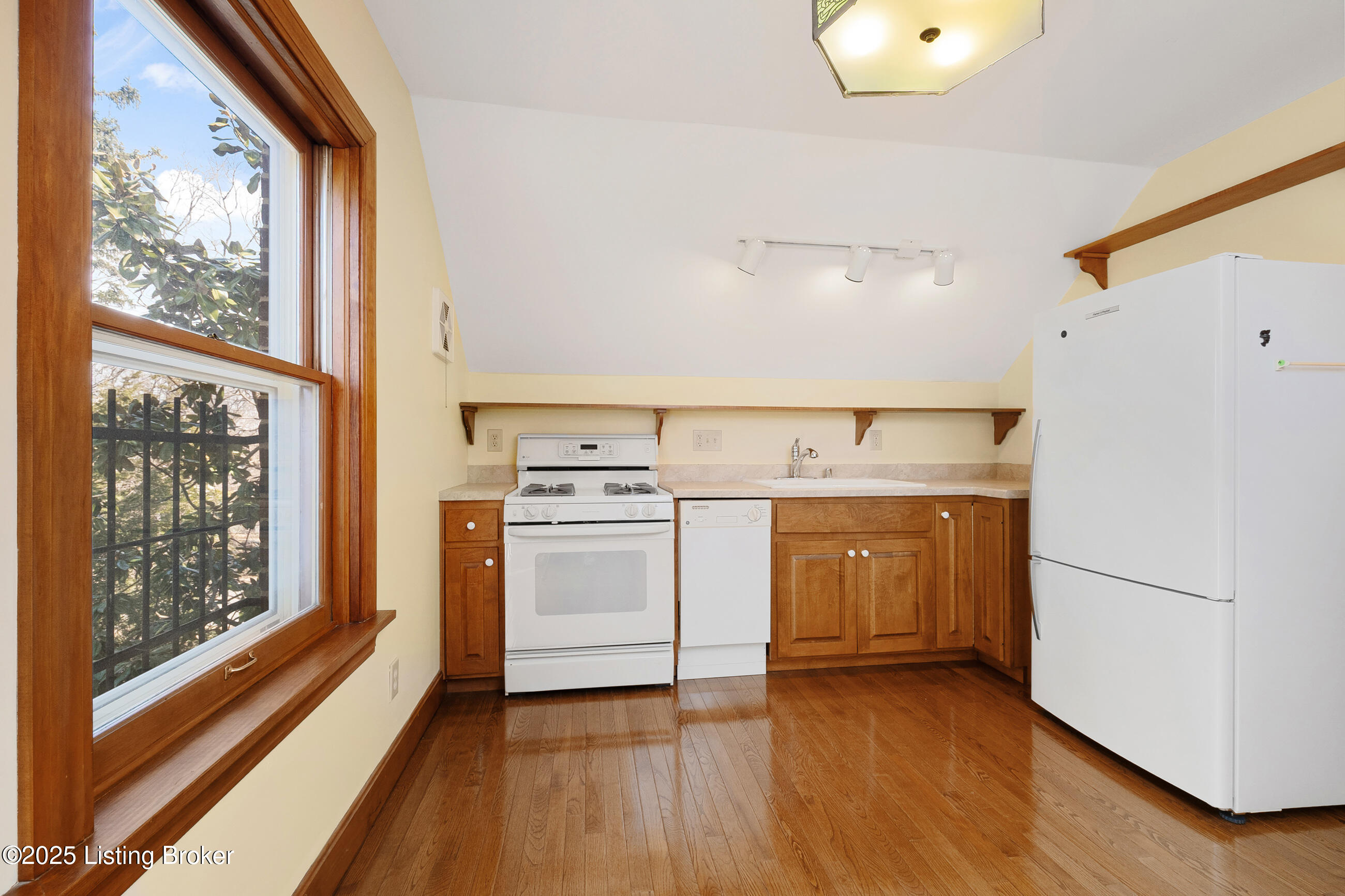 2975 Lexington Road Louisville, KY 40206 - Photo 51 of 60 2975lexington_153